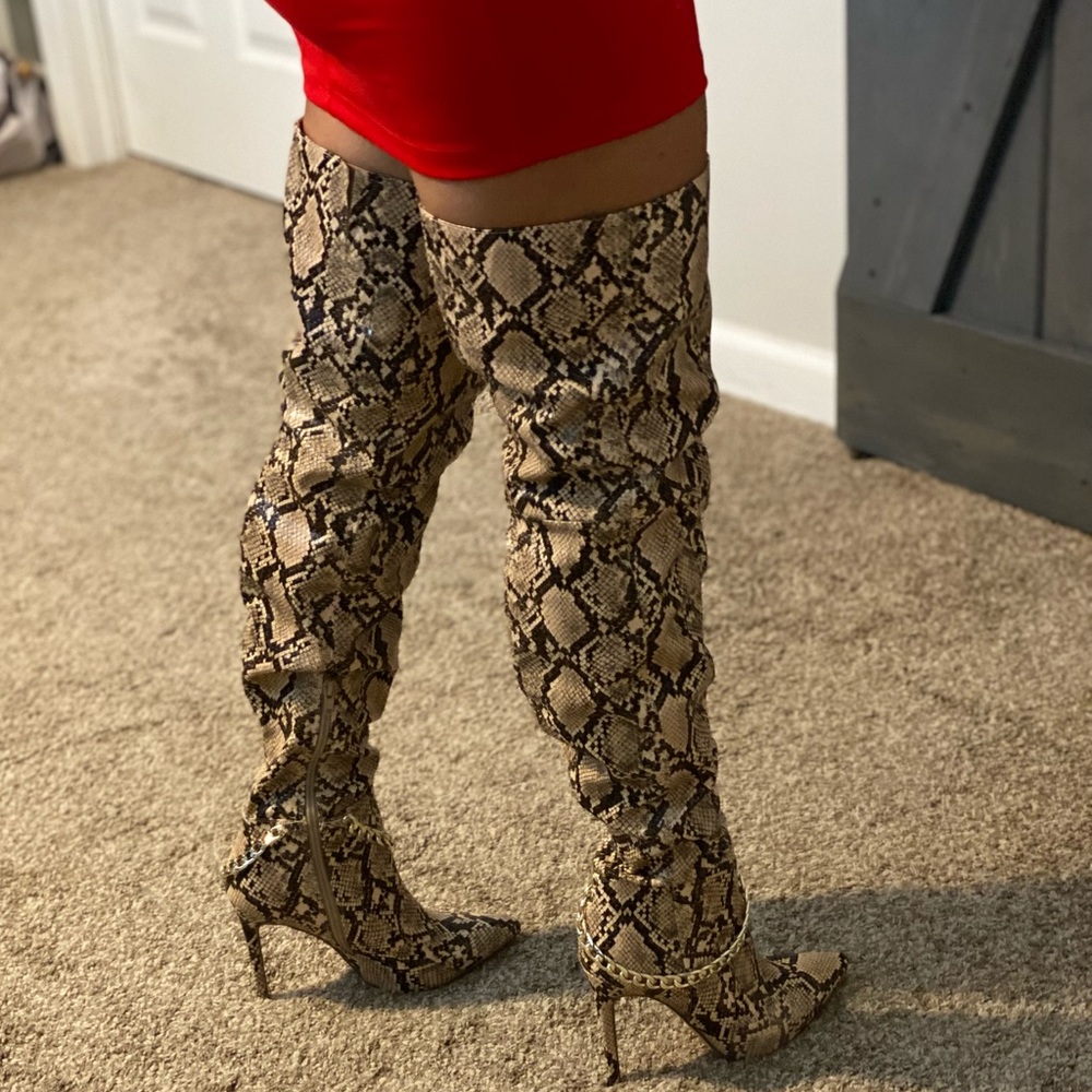 High heels snake boots